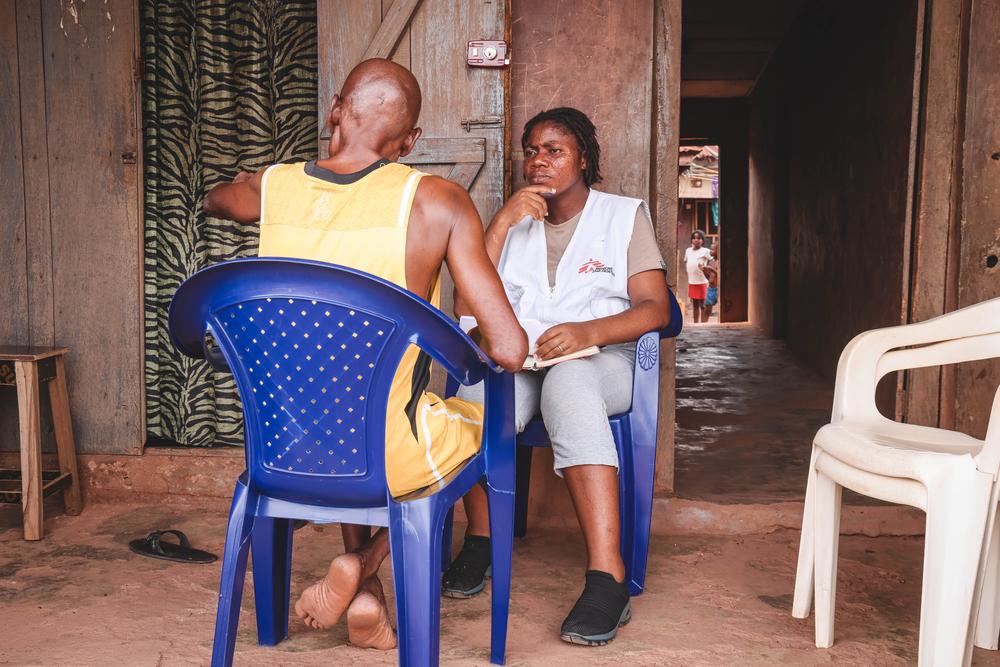 Aja Okoro (nom fictif) est un survivant de la fièvre de Lassa âgé de 62 ans. Sur cette photo, il bénéficie d'une séance de santé mentale avec Ada, conseillère éducatrice de MSF, dans sa résidence du quartier d'Abakaliki, dans l'État d'Ebonyi. © MSF/Abba Adamu Musa