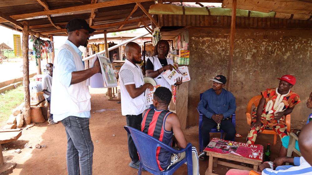 L'équipe de promotion de la santé de MSF parle de la fièvre de Lassa à un groupe de jeunes hommes sur le marché d'Iboko, dans la zone de gouvernement local d'Izzi, dans l'État d'Ebonyi, au Nigeria. Un seul cas de fièvre de Lassa suffit à déclencher une épidémie. © MSF/Nathalie San Gil