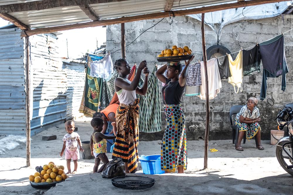 Des femmes marchent dans un quartier défavorisé de Beira. En 2014, le pays a adopté des lois sur l'avortement afin de réduire le nombre élevé de décès maternels causés par des avortements pratiqués dans des conditions dangereuses. Mozambique, 18 mai 2023.  © MIORA RAJAONARY/MSF