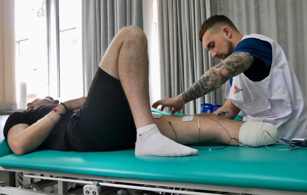 Un physiothérapeute de MSF travaille sur un patient blessé de guerre dans le cadre du projet de réhabilitation à Vinnytsia, en Ukraine © Verity Kowal/MSF