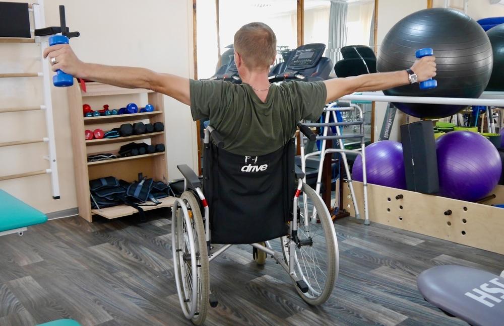 Un blessé de guerre qui a perdu sa jambe fait des exercices de physiothérapie dans le cadre du projet de réadaptation de MSF. © Verity Kowal/MSF