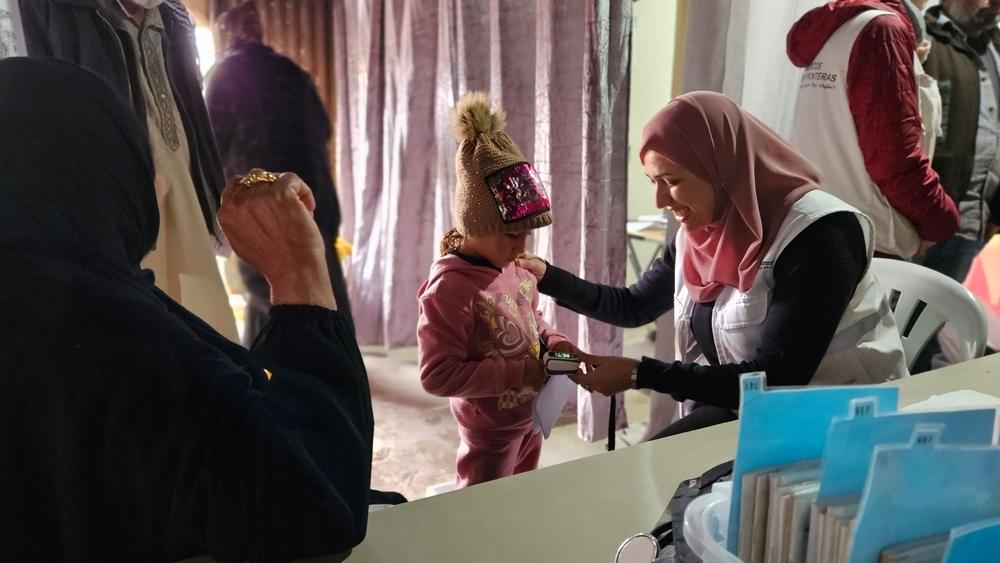 Une équipe médicale de MSF examine une patiente et sa petite-fille dans l'une des cliniques mobiles mises en place par MSF. © Laora Vigourt/MSF