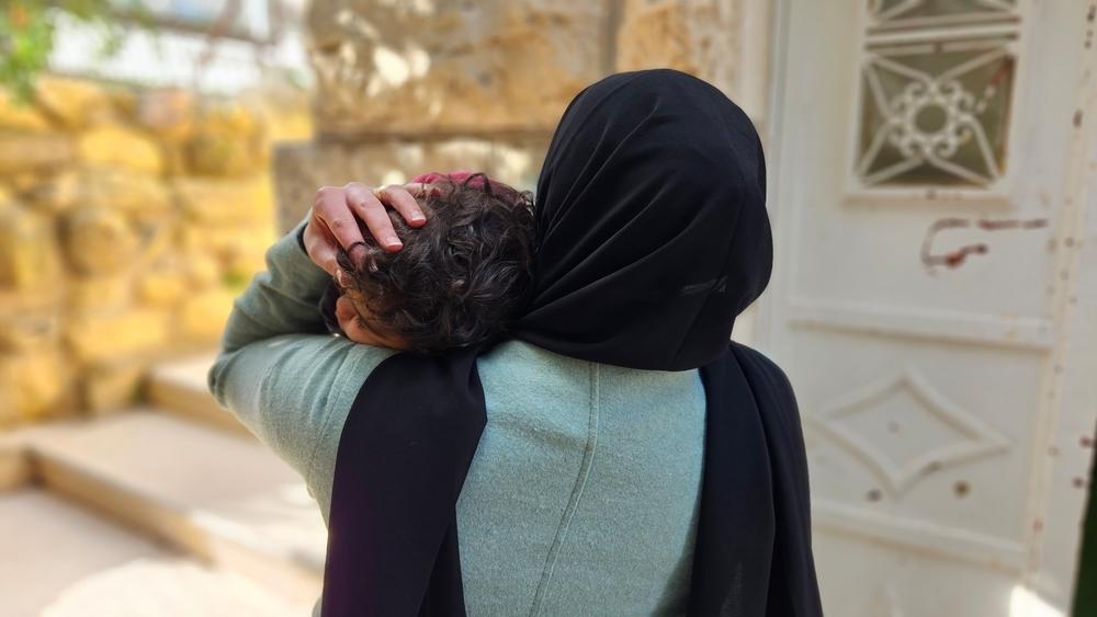Aliyah*, une femme palestinienne serre sa fille dans ses bras. Elle a vécu pendant 25 ans dans la vieille ville d'Hébron, l'une des zones les plus réglementées de Cisjordanie, Territoires palestiniens occupés. © Laora Vigourt