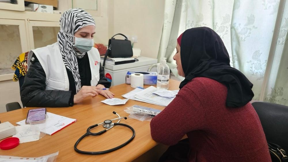 Un médecin de MSF explique les résultats des tests d'un patient lors d'une consultation dans l'une des cliniques mobiles mises en place ce jour-là par MSF pour rapprocher les soins de santé des personnes dans le besoin dans la vieille ville d'Hébron, Cisjordanie. © Laora Vigourt/MSF
