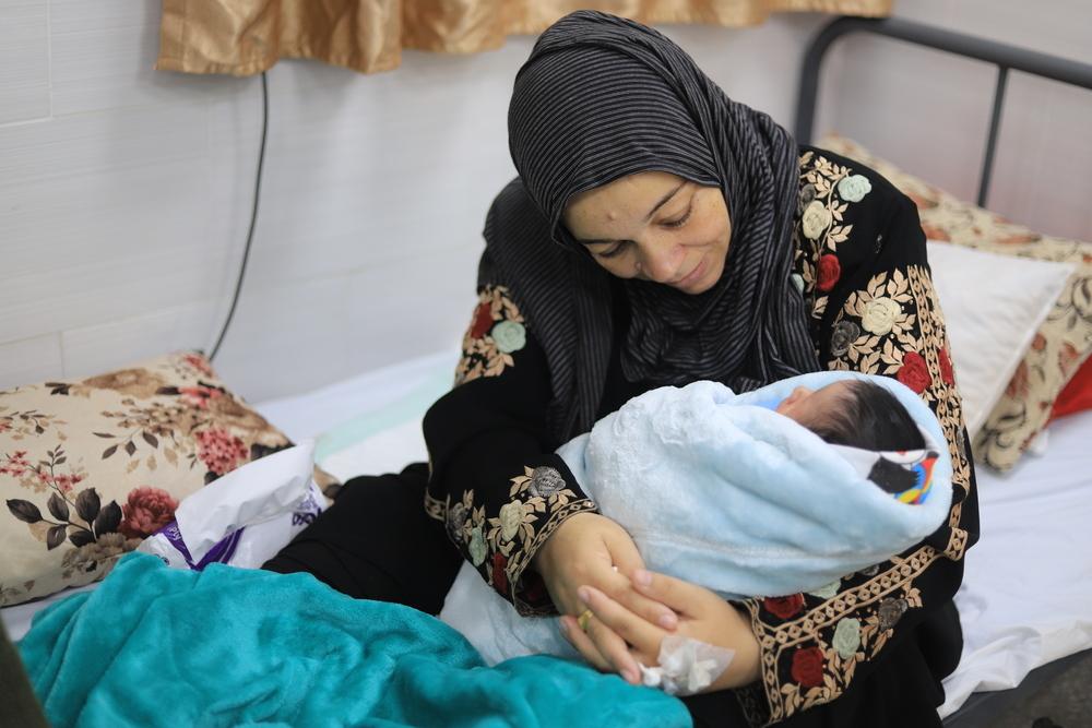 Mariam Asalia tenant son nouveau-né à la maternité émiratie de Rafah, dans le sud de la bande de Gaza. © Mariam Abu Dagga/MSF