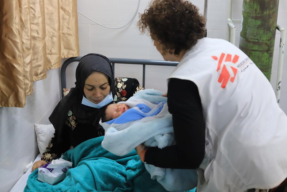 Rita Botelho de Costa, sage-femme responsable des activités de MSF, examine un nouveau-né dans le service post-accouchement de l'hôpital émirati soutenu par MSF. © Mariam Abu Dagga/MSF