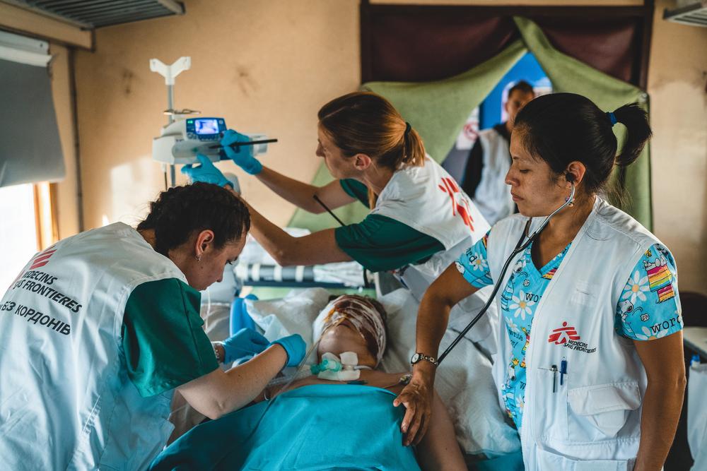 L'équipe médicale de l'unité de soins intensifs du train médical de MSF surveille et stabilise un patient gravement blessé pendant un voyage de Pokrovsk, dans l'est de l'Ukraine, à Lviv, dans l'ouest de l'Ukraine. © Andrii Ovod