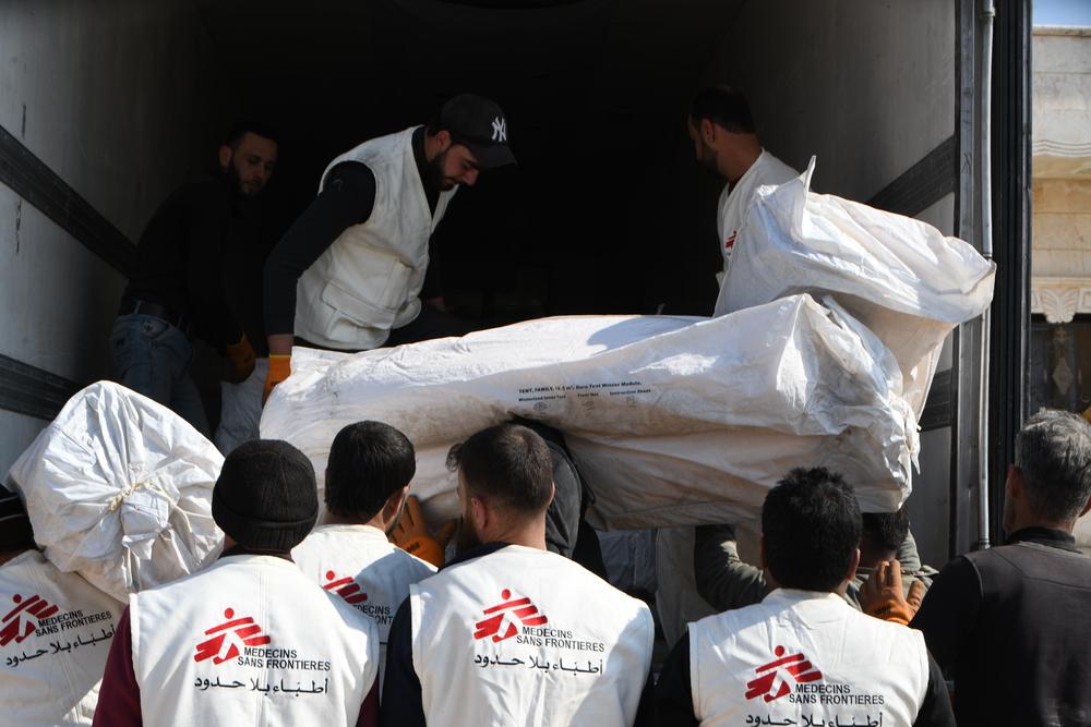 14 camions MSF chargés de tentes et de kits d'hiver sont entrés en Syrie par le point de passage de Hamam, en partenariat avec Al-Ameen, une ONG syrienne. © Rami Alsayed
