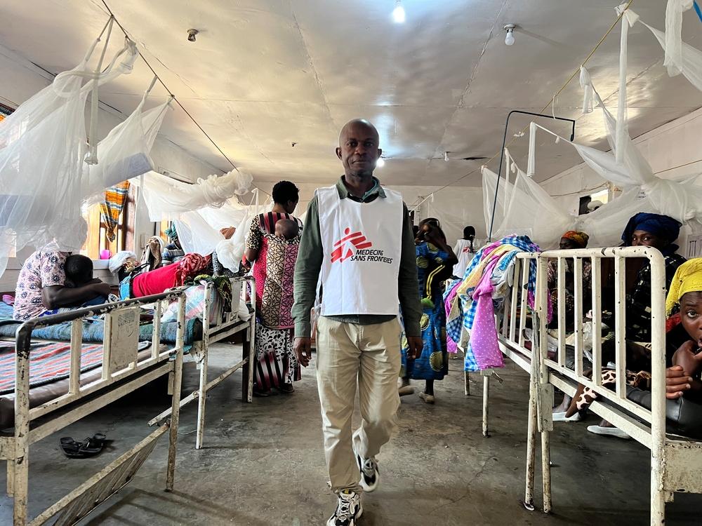 Un membre du personnel de MSF traverse une salle remplie de patients à l'hôpital général de référence de Minova, dans la province du Sud-Kivu, dans l'est de la RDC. © Charly Kasereka/MSF