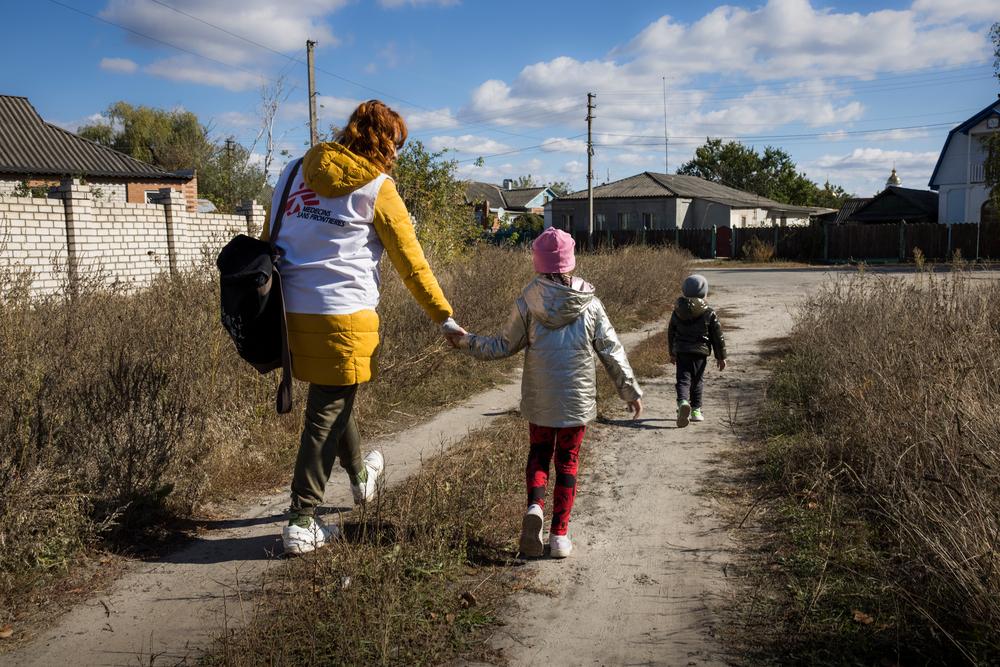 La psychologue de MSF, Inna Suzova, en compagnie des jeunes enfants de la patiente Inna Gladko. La psychologue a accompagné la patiente à l'école, après une séance de thérapie, pour aller chercher les enfants. © Nuria Lopez Torres