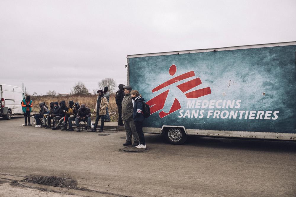 Des migrants attendent de bénéficier d’une consultation médicale pendant la clinique mobile de MSF à Calais le 25 janvier 2024. © Stéphane Lavoué