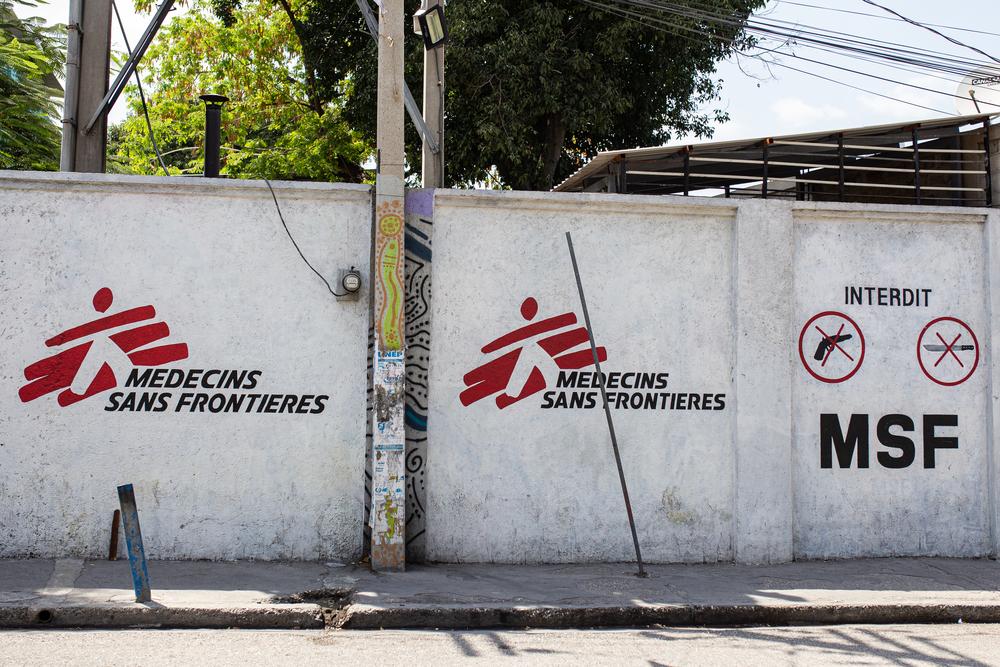 Porte d'entrée du Centre d'Urgence MSF de Turgeau situé au centre de Port-au-Prince. La structure médicale traite les cas graves d'accidents de la route, d'accidents domestiques, de blessures par balles, d'autres types de violence, etc. Mars, 2023 © MSF/Alexandre Marcou