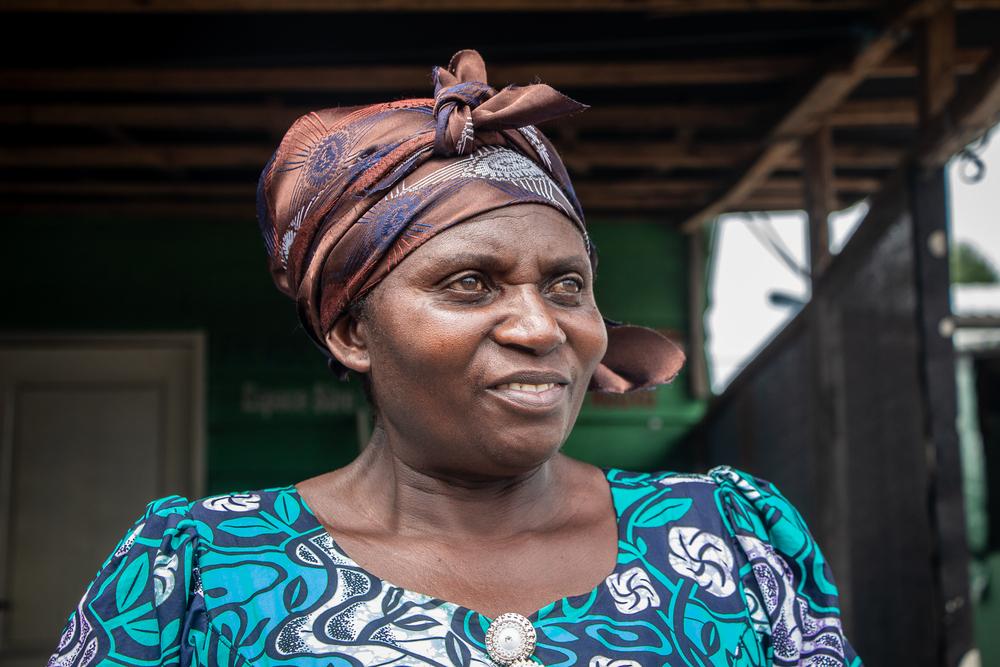 Henriette Mbitse (Maman Henriette) est l'une des nombreuses personnes qui ont fui le conflit armé au Nord-Kivu, en RDC, et qui vivent dans des conditions extrêmement difficiles dans les camps de déplacés autour de Goma. Bénévole en santé communautaire dans son village natal, elle contribue aujourd'hui à améliorer l'accès des survivants à des soins sûrs et confidentiels dans le cadre du programme de prise en charge des violences sexuelles de MSF. © MSF/Marion Molinari