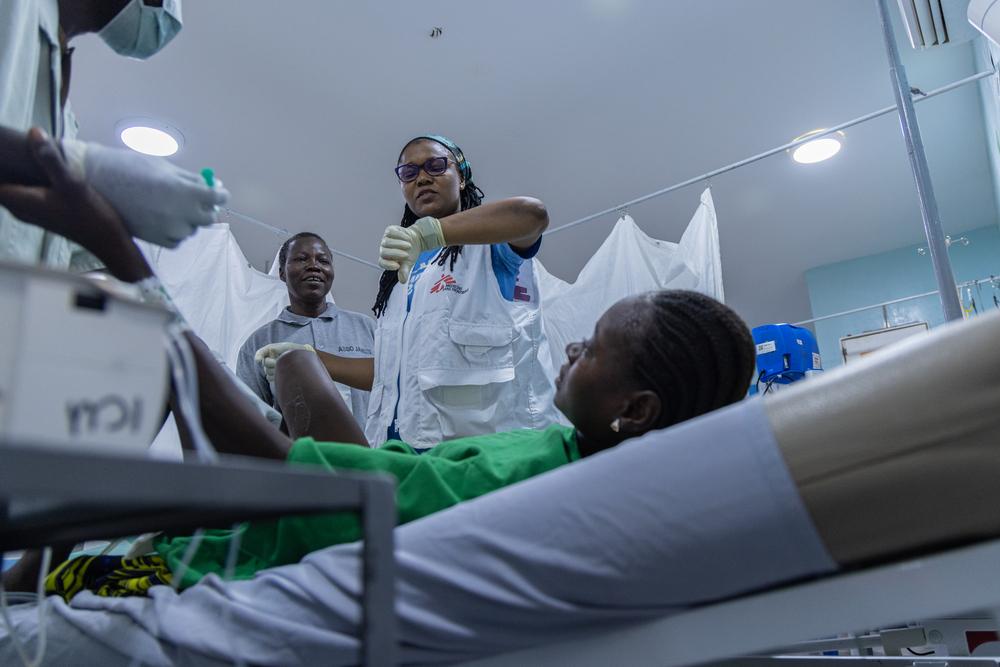 Après avoir assisté à l'accouchement d'Aisha à l'hôpital général de Jahun, dans l'État de Jigawa, l'infirmière responsable des activités de MSF, Unity Enuebuke, consulte sa montre-bracelet pour noter l'heure de l'accouchement. © MSF/Abba Adamu Musa