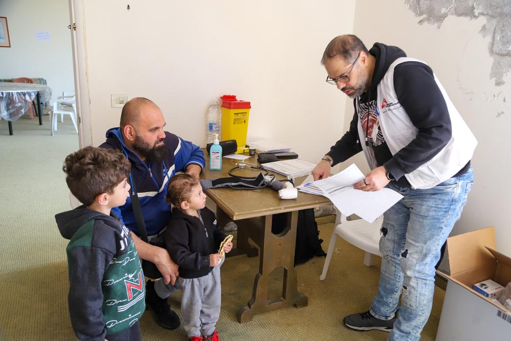Ali et Elias rejoignent leur père pour une consultation avec l'unité médicale mobile de MSF à Al Merouaniye. Les deux frères font partie des nombreux enfants hébergés avec leur famille dans l'hôtel Montana pour les personnes déplacées du sud du Liban. © MSF/Maryam Srour
