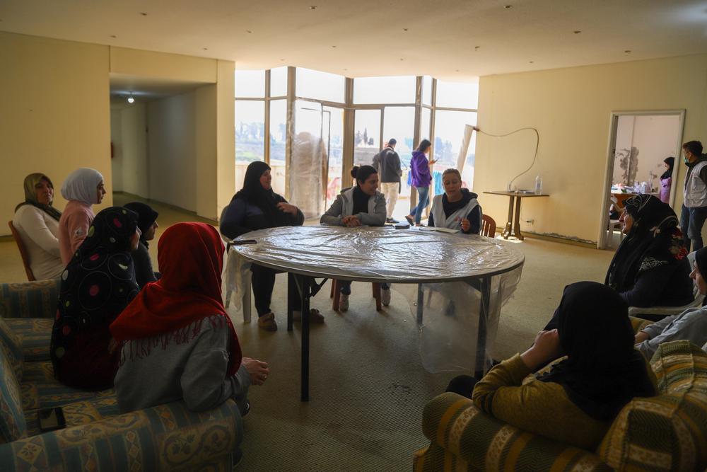Le responsable de la santé mentale et l'éducateur en santé communautaire de MSF organisent une séance ouverte de santé mentale pour un groupe de femmes déplacées dans un abri collectif près de Saïda. © MSF/Maryam Srour