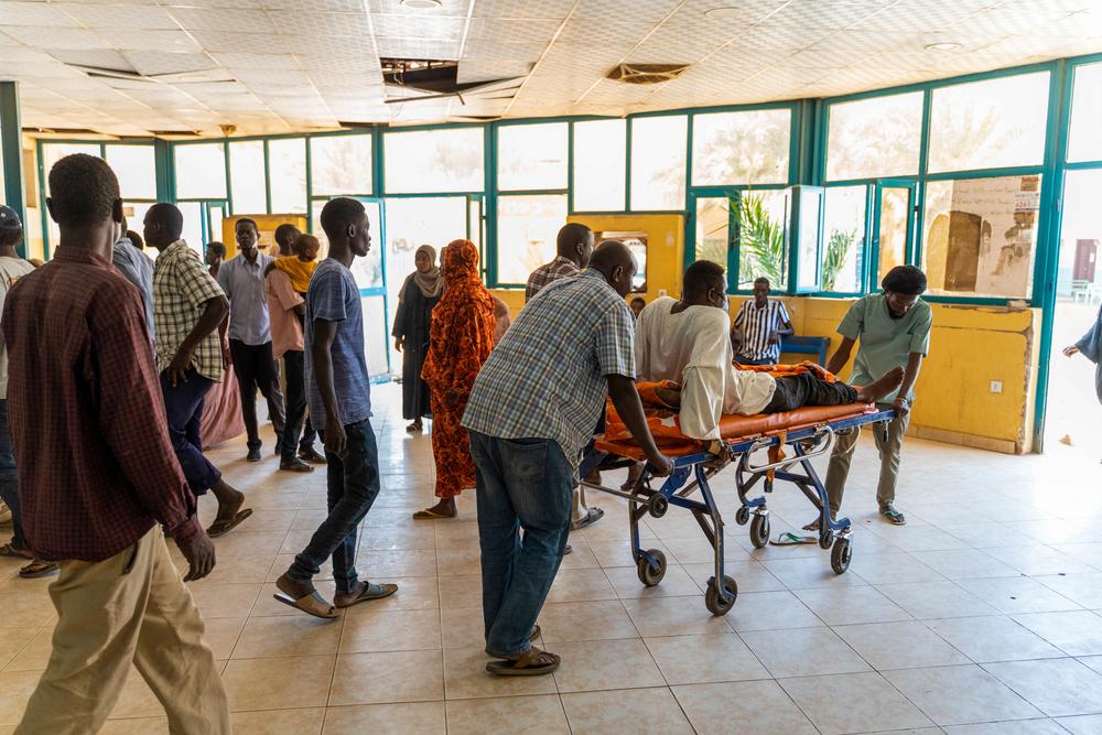 De plus en plus de patients arrivent à l'hôpital de Bashair, le seul hôpital accessible dans le sud de Khartoum. Grâce à la présence de l'équipe MSF, Bashair peut prendre en charge la plupart des cas critiques et les autres services de l'hôpital ont commencé à fonctionner également. Mai, 2023 © MSF/Ala Kheir