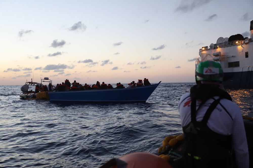 Le 11 novembre en début d'après-midi, l'équipe de MSF a sauvé 81 personnes d'un bateau en bois dans la zone SAR libyenne. Après le premier sauvetage effectué le même jour, 162 personnes se trouvent actuellement à bord du Geo Barents. Les autorités italiennes ont désigné Civitavecchia (Rome) comme lieu de sécurité. ©  MSF/Mohamad Cheblak