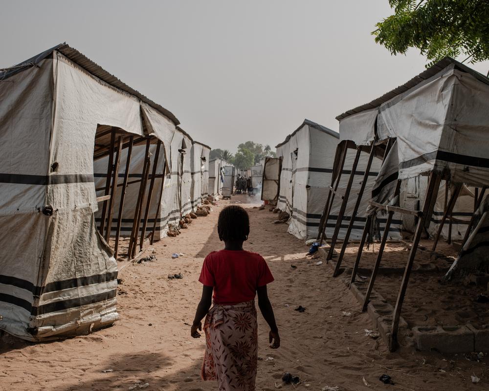 Shiana was sexually assaulted twice by men who forced themselves into the tent where she lives. She lives alone, with empty and destroyed tents around her in an abandoned alley in Mbawa camp, Benue. Avril, 2024 © Kasia Strek/MSF