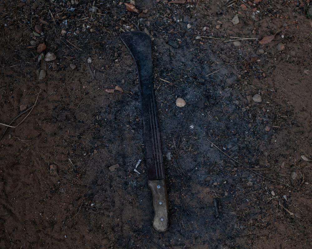 Une machette gît sur le sol dans le camp de Mbawa. © Kasia Strek/MSF