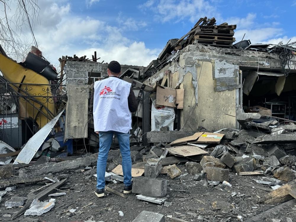 Oleksandr Cherniavskyi, conseiller en sécurité, constate l'étendue des dégâts. L'équipe de MSF examine l'ampleur des destructions après la récente attaque. Le bureau de MSF est complètement détruit. 05/04/2024 © Yuliia Trofimova/MSF
