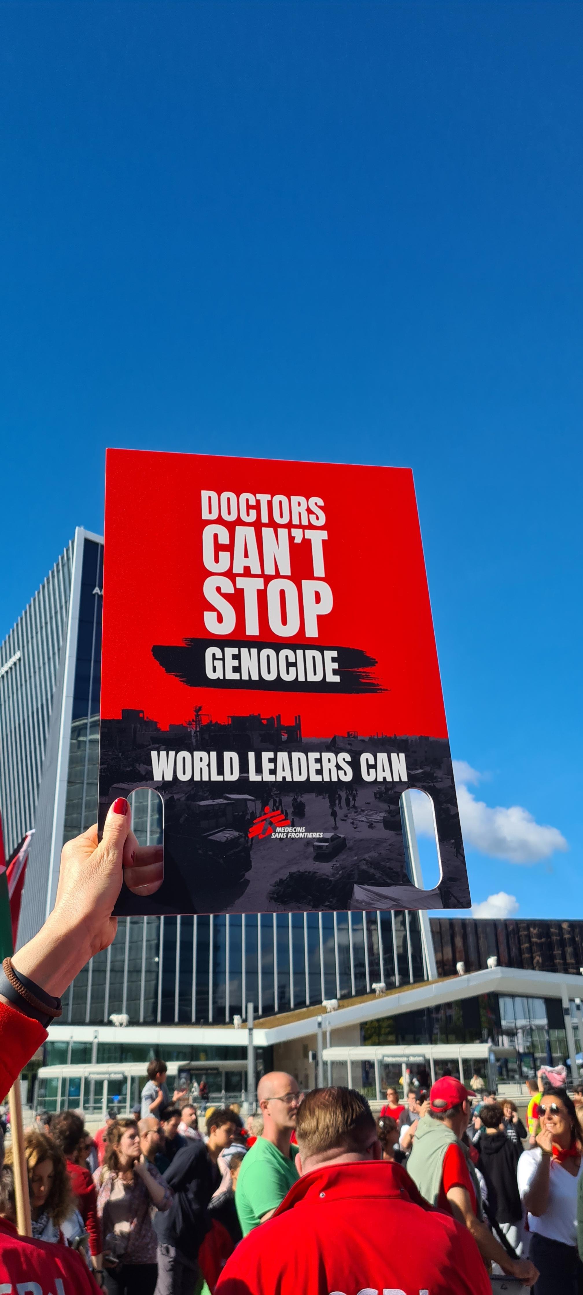 Panneau Doctors can't stop genocide, world leaders can, lors de la manifestation en soutien à Gaza co-organisée par MSF le 28 septembre 2025