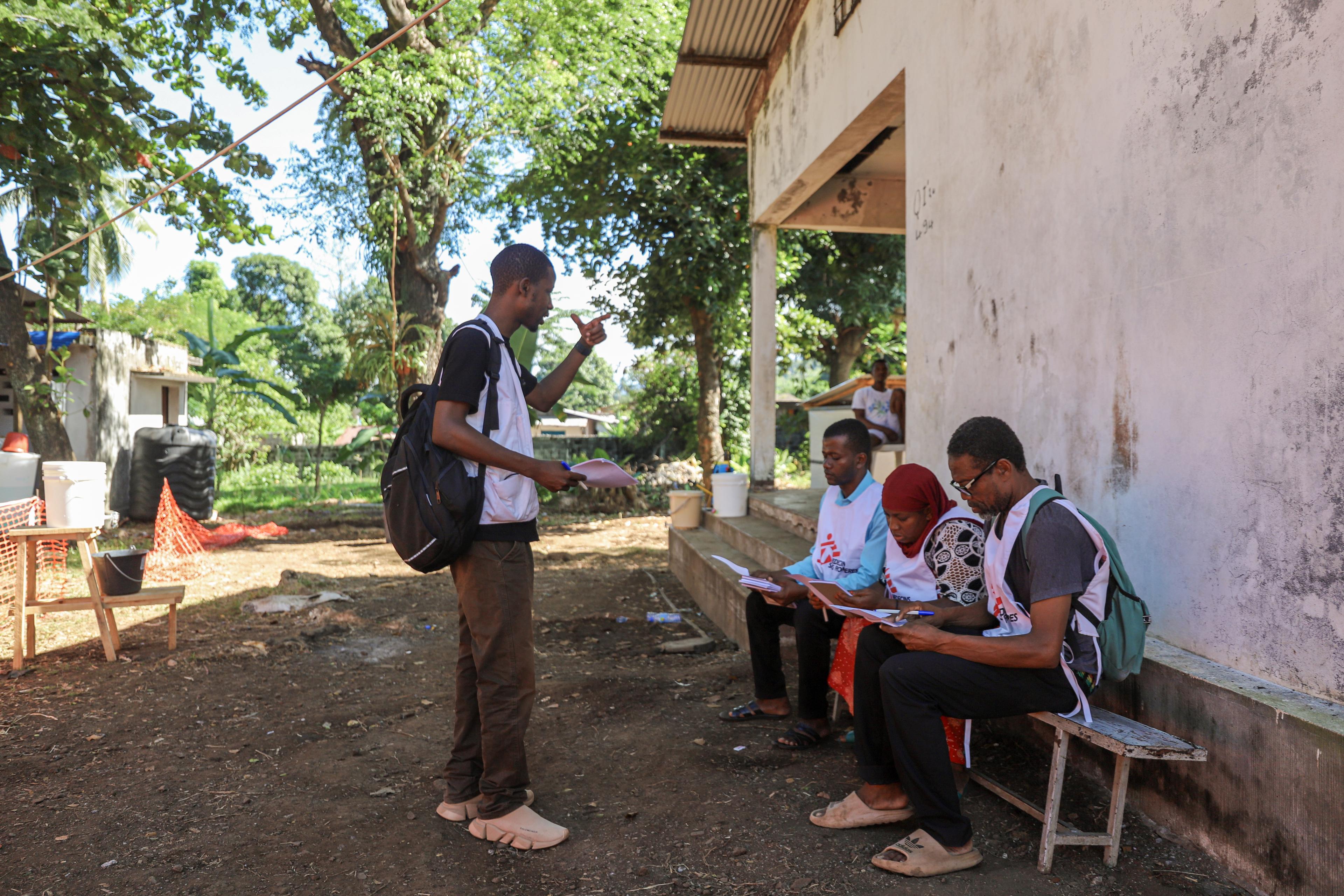 Un responsable de la promotion de la santé de MSF forme des agents communautaires à la sensibilisation au choléra aux Comores