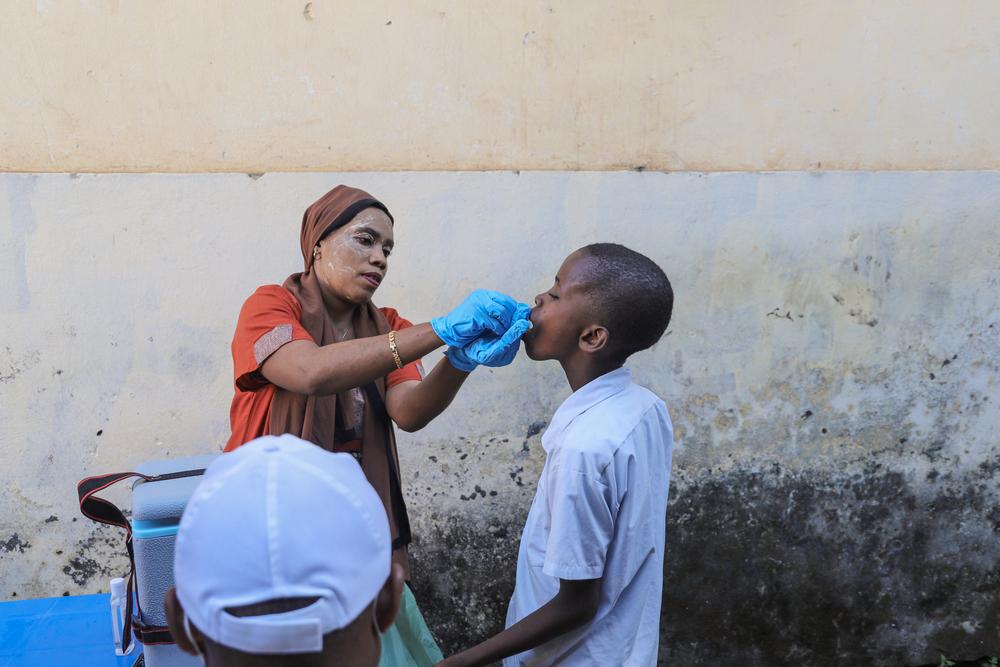 Vaccination d'un jeune élève de « l'école espérance » de la ville Domoni à Anjouan.