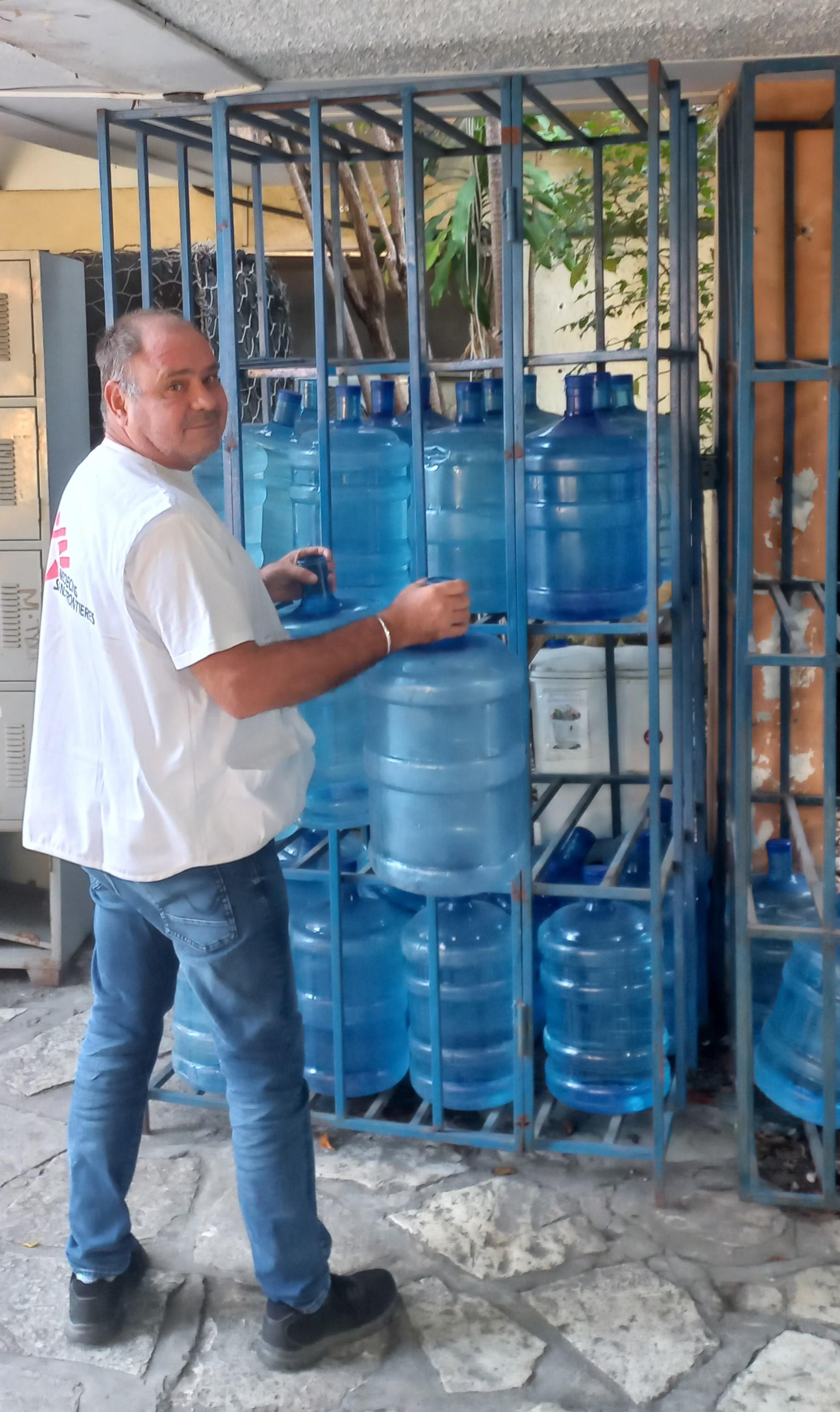 Roland Couprie vérifie les bonbonnes d'eau potable à l’hôpital de Turgeau, Haïti
