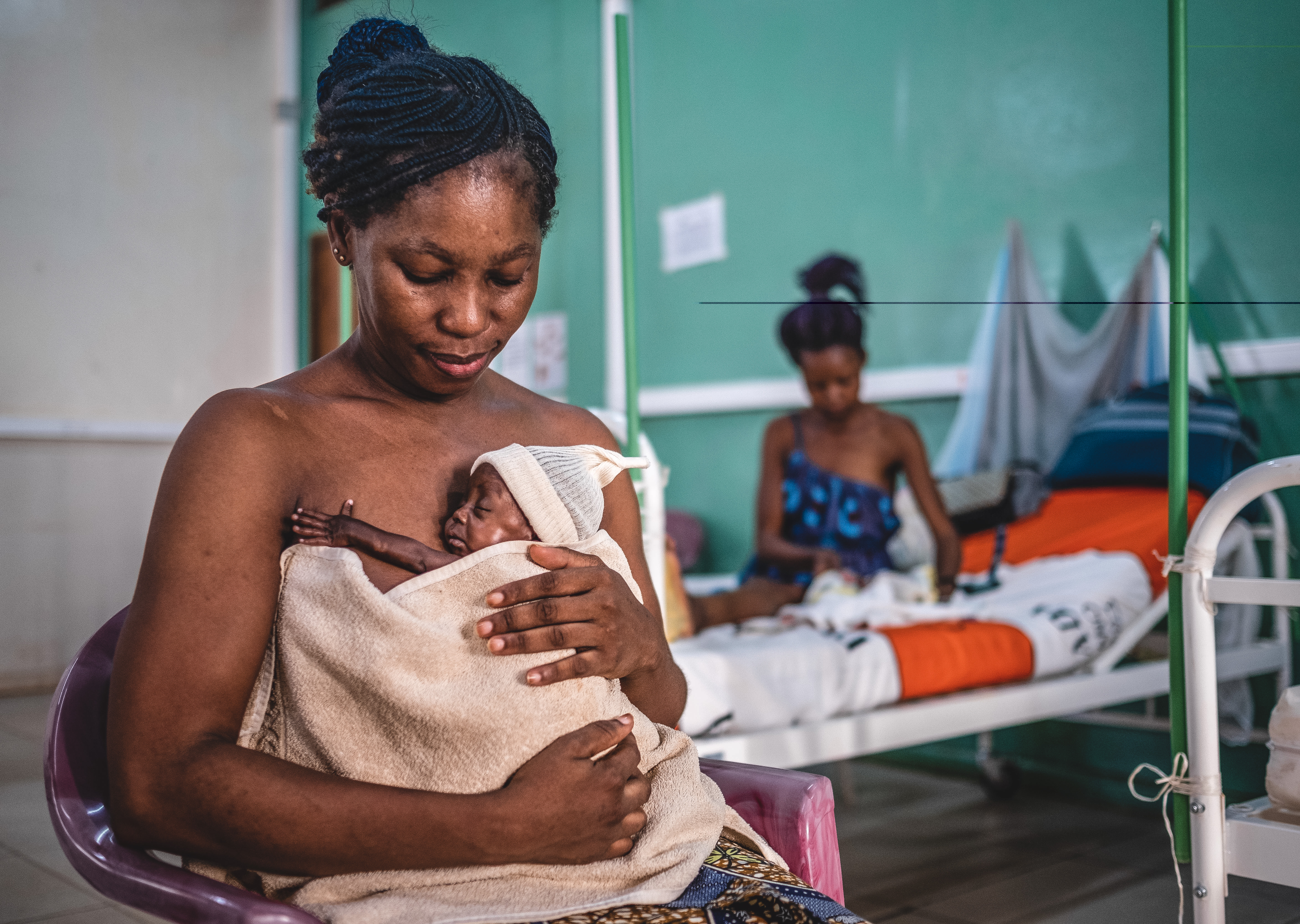 Une mère avec son fils, né prématurément au Centre hospitalier universitaire communautaire (CHUC), Bangui, République centrafricaine , 2022. ©Barbara Debout
