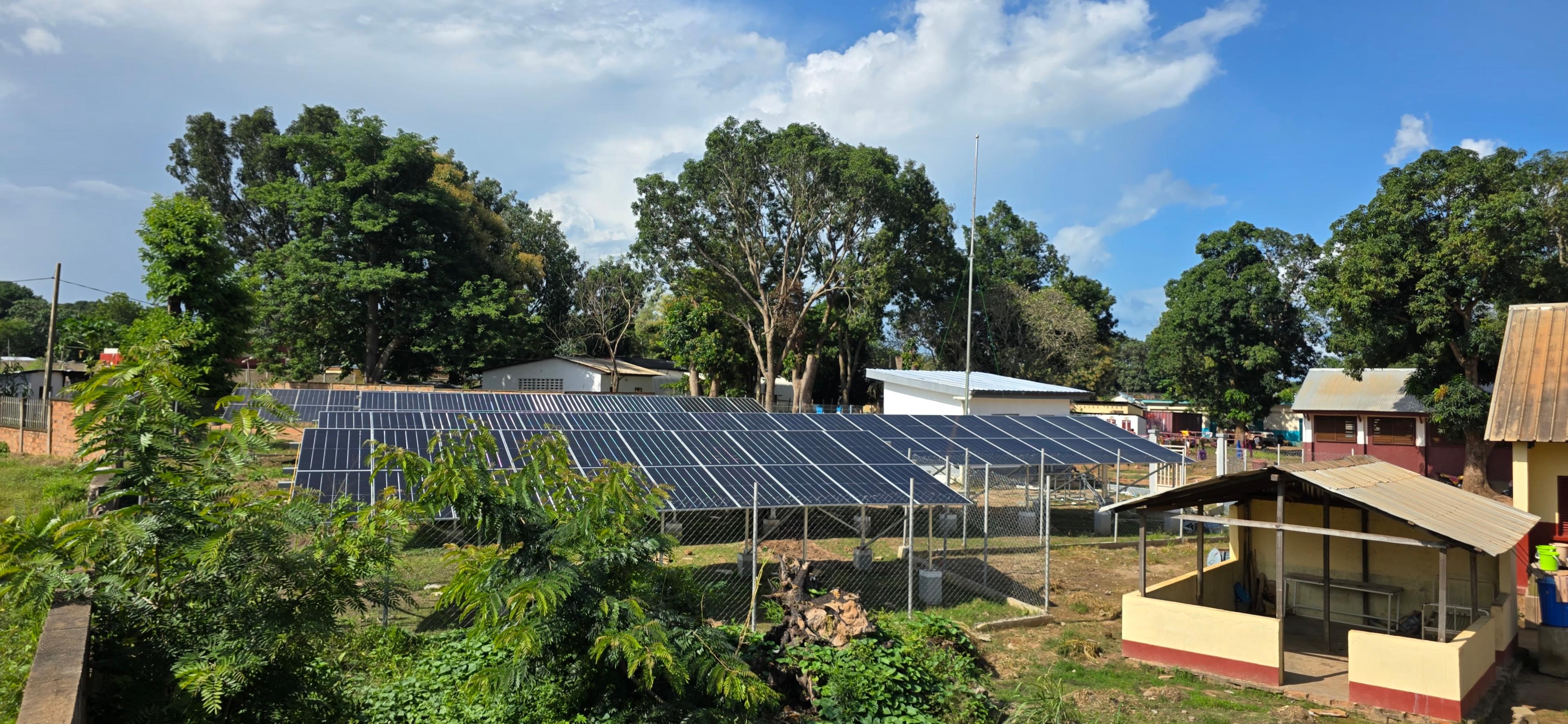 Vue du système de panneaux solaires installé par MSF, produisant 75 % de l'électricité de l'hôpital général de Bossangoa, en République centrafricaine
