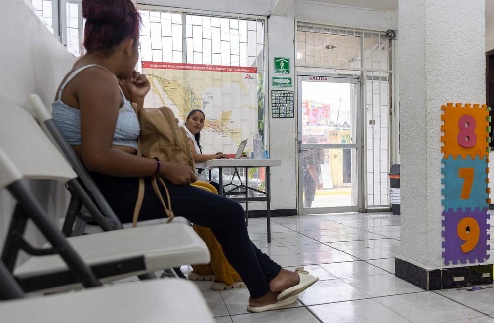 Deux patients attendent d'être reçus par les psychologues de MSF à la clinique de la ville de Tapachula, dans le sud du Mexique