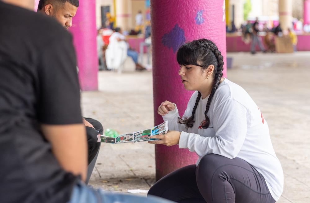 Une travailleuse sociale de MSF à Suchiate renseigne les personnes venant de franchir la frontière guatémaltèque, Mexique