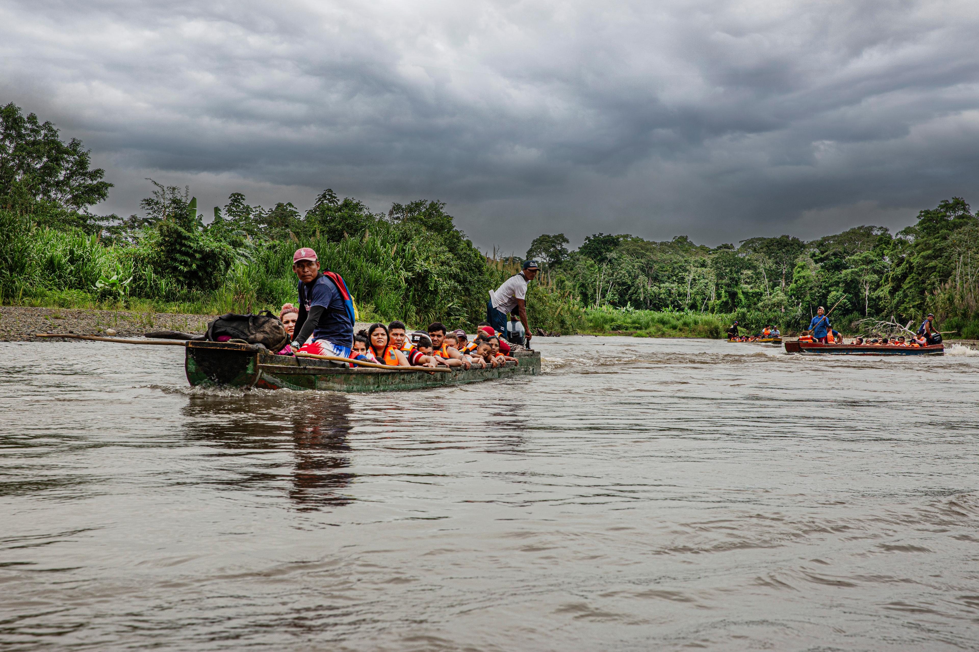 Les migrants arrivent de l'autre côté du fleuve Tuquesa, au centre d'accueil de migrants de Lajas Blancas, un camp mis en place par le gouvernement panaméen.