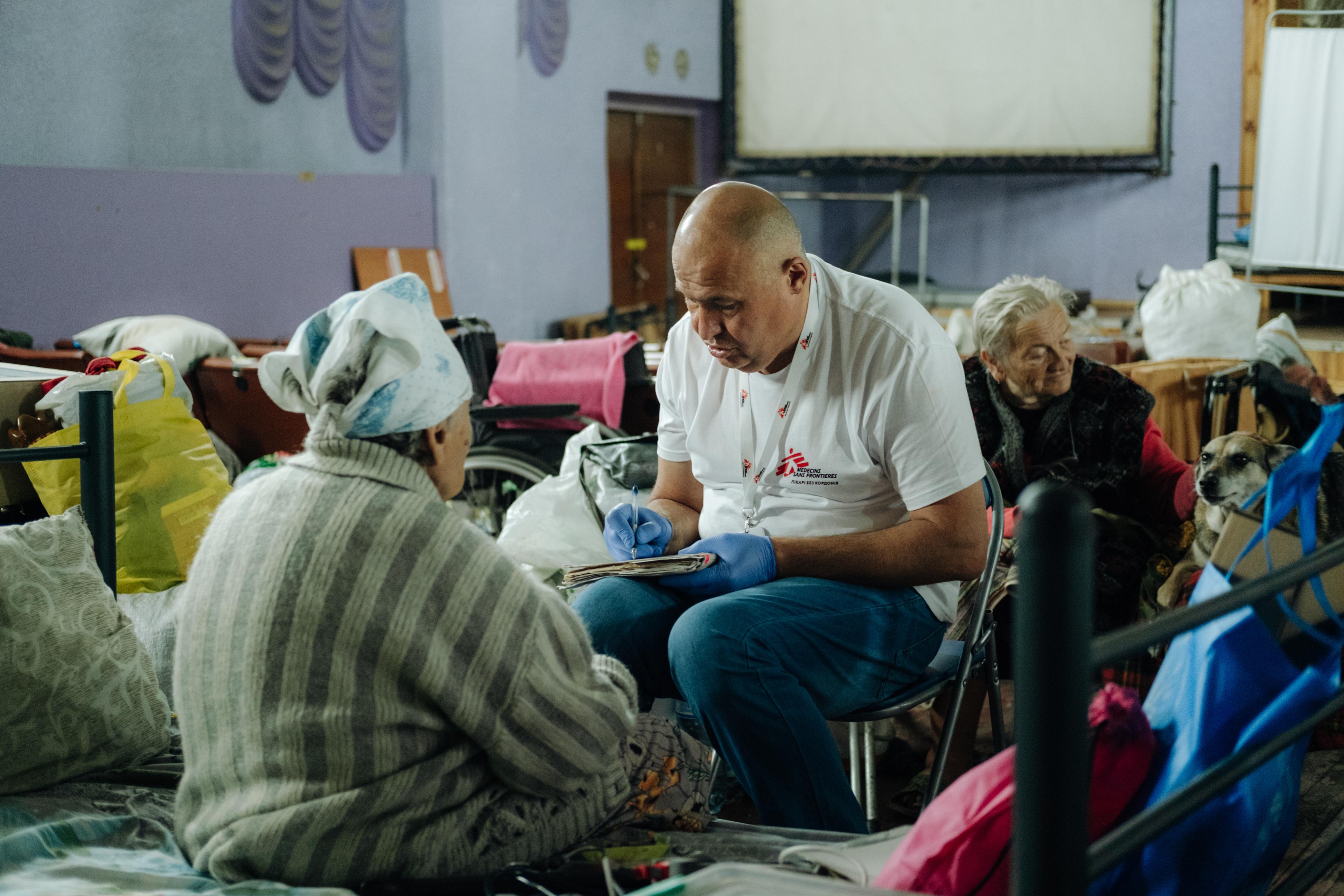 Un membre du personnel de MSF fournit une consultation à une femme au centre de transit pour les personnes déplacées internes dans la région de Dnipropetrovsk.