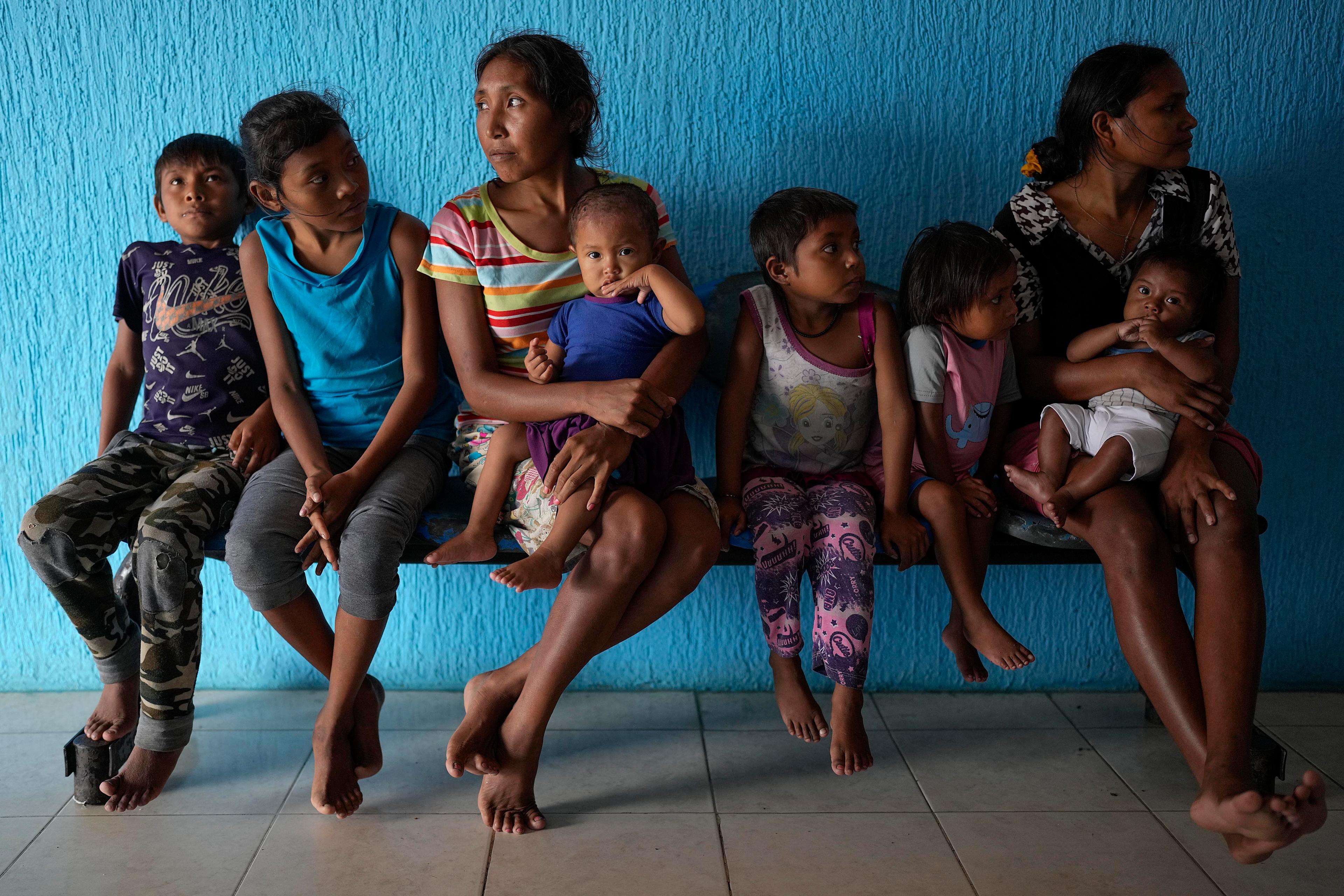Un groupe de personnes assises sur un banc