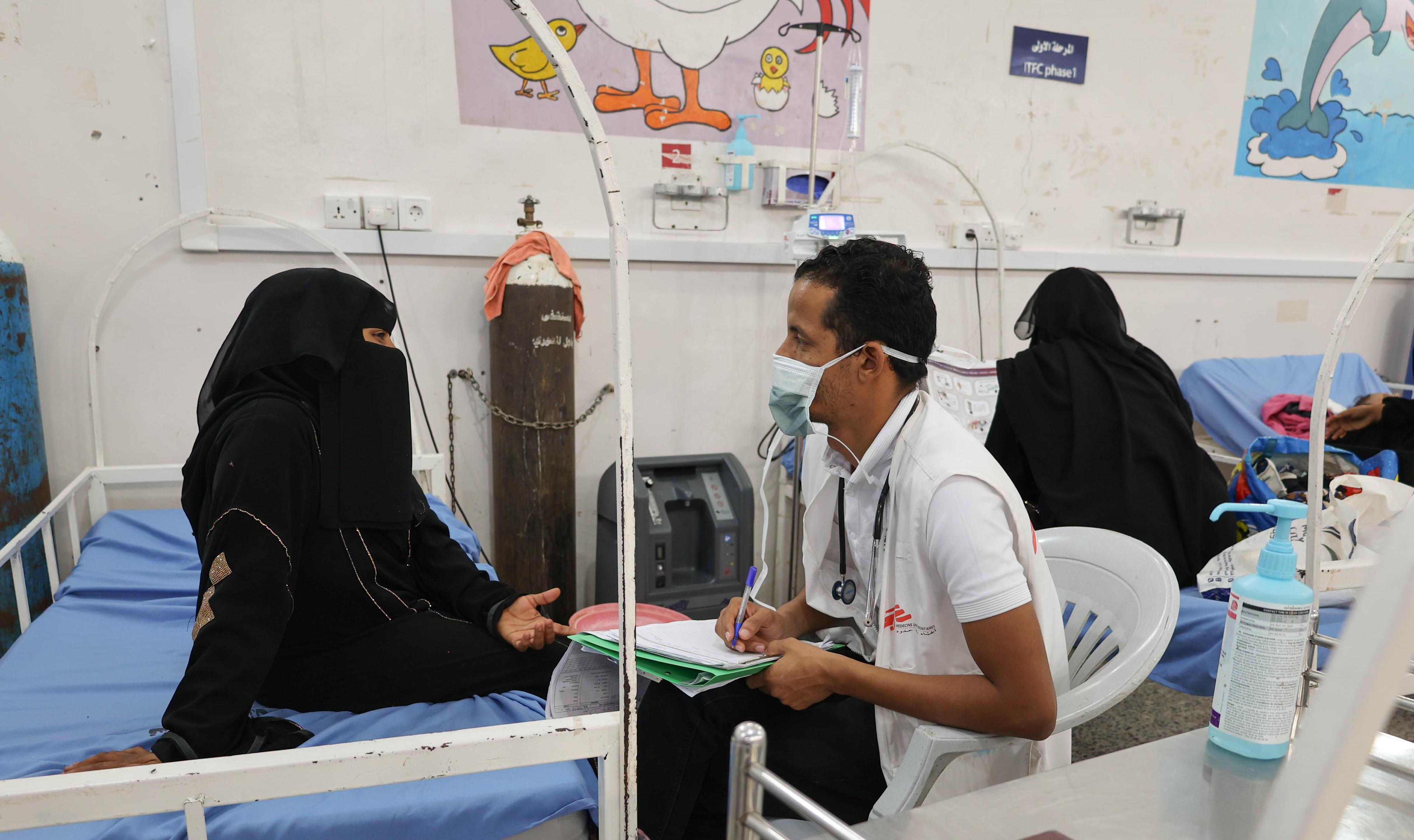 Le personnel de MSF vérifie auprès d'une soignante la mise en œuvre de la prescription médicale de son enfant à l'hôpital général d'Abs ITFC, Yemen
