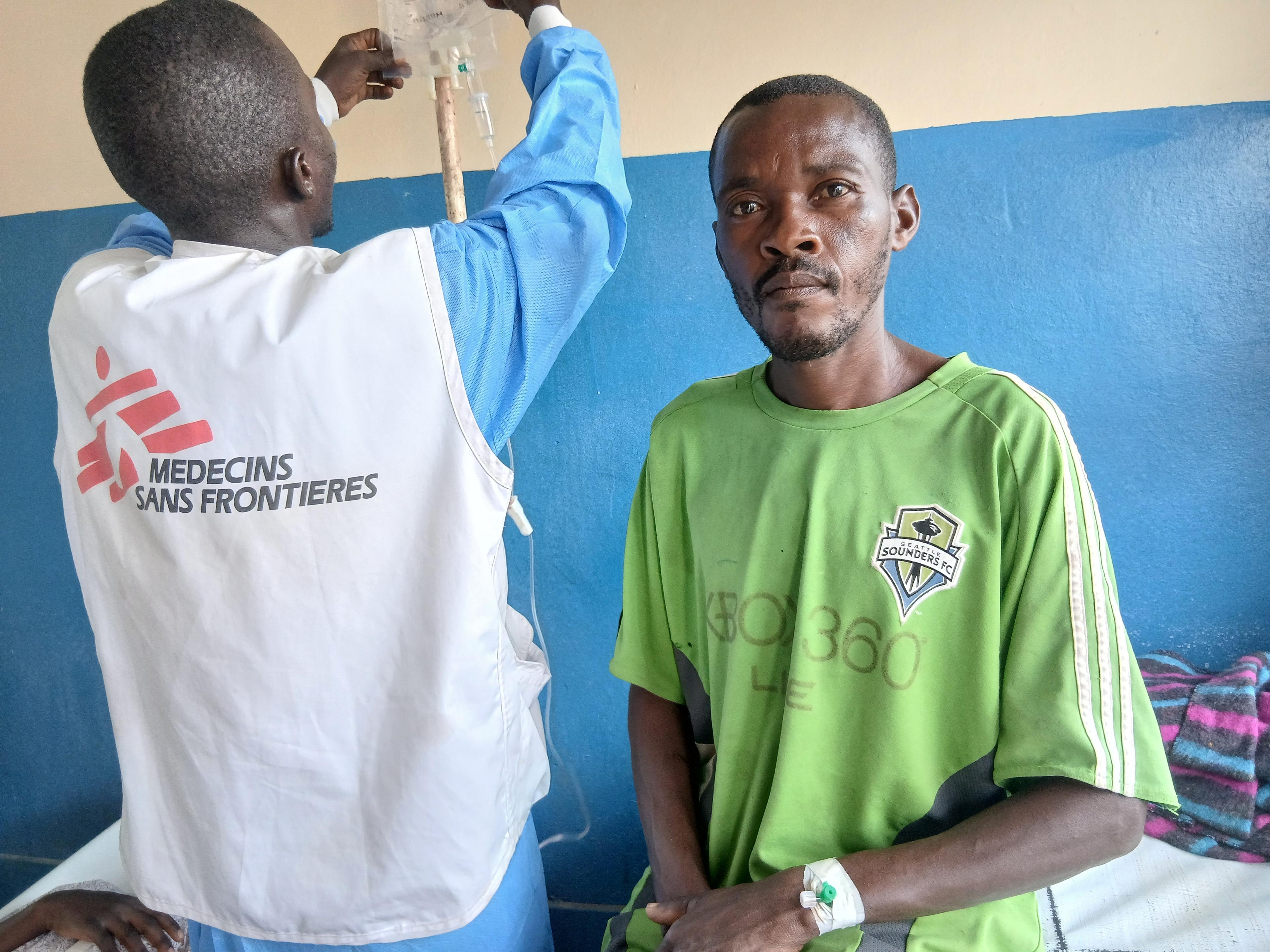 Tanishaka, un agriculteur de 48 ans, qui fait partie des plus de 800 personnes infectées par le choléra. Il est soigné par MSF au centre de traitement du choléra de l'hôpital de Sangé, dans la province du Sud-Kivu, à l'est de la République démocratique du Congo.
