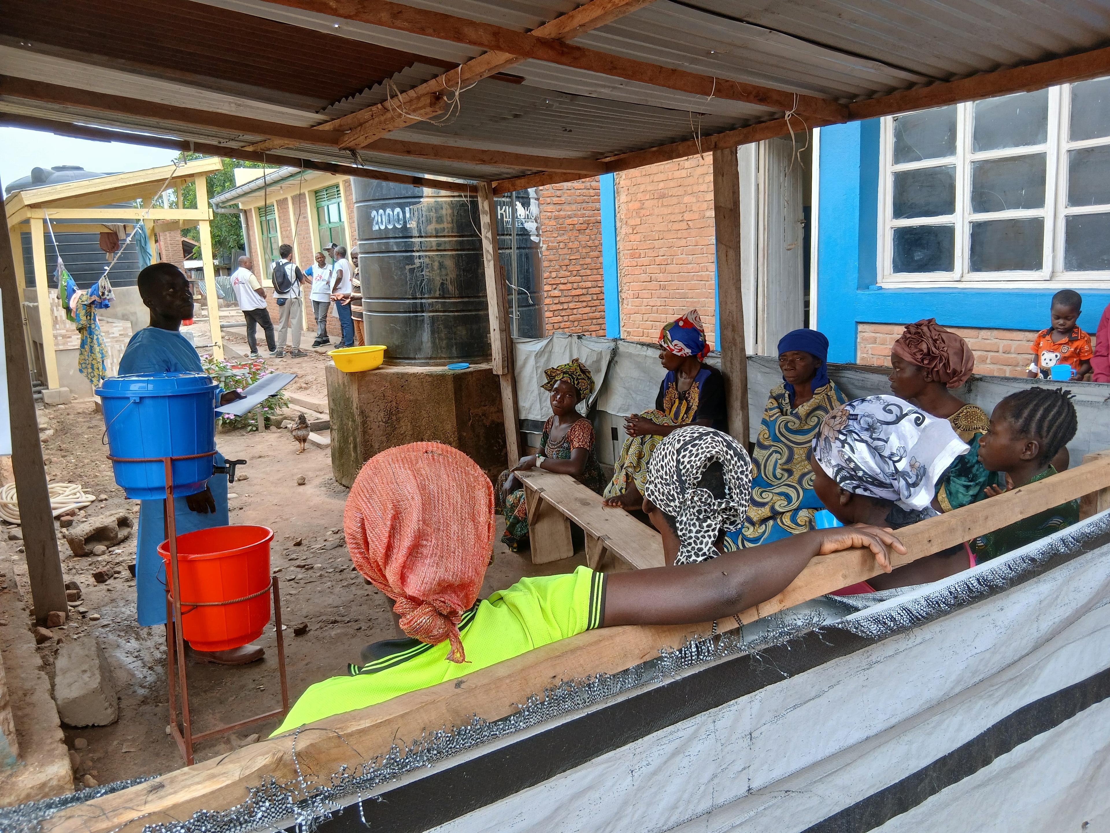 Séance de sensibilisation des patients aux bonnes pratiques d'hygiène pour prévenir le choléra, au centre de traitement du choléra de l'hôpital général de Sangé, dans la province du Sud-Kivu, dans l'est de la République démocratique du Congo.