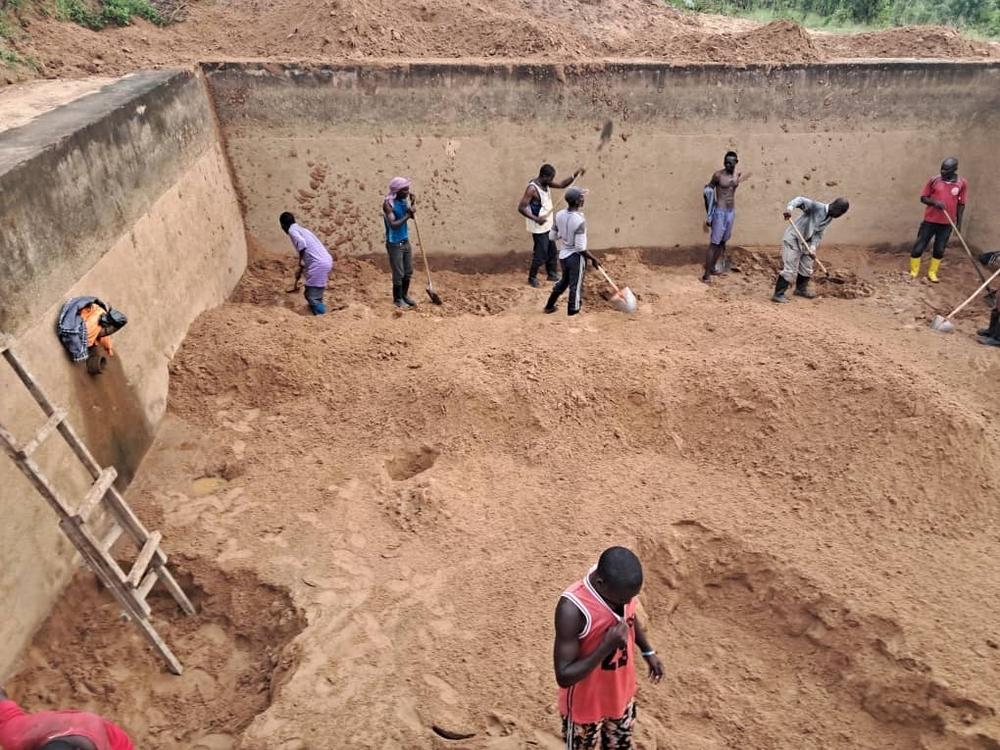 À Sangé, dans la province du Sud-Kivu, à l'est de la République démocratique du Congo, les membres de la communauté nettoient les points de collecte d'eau.