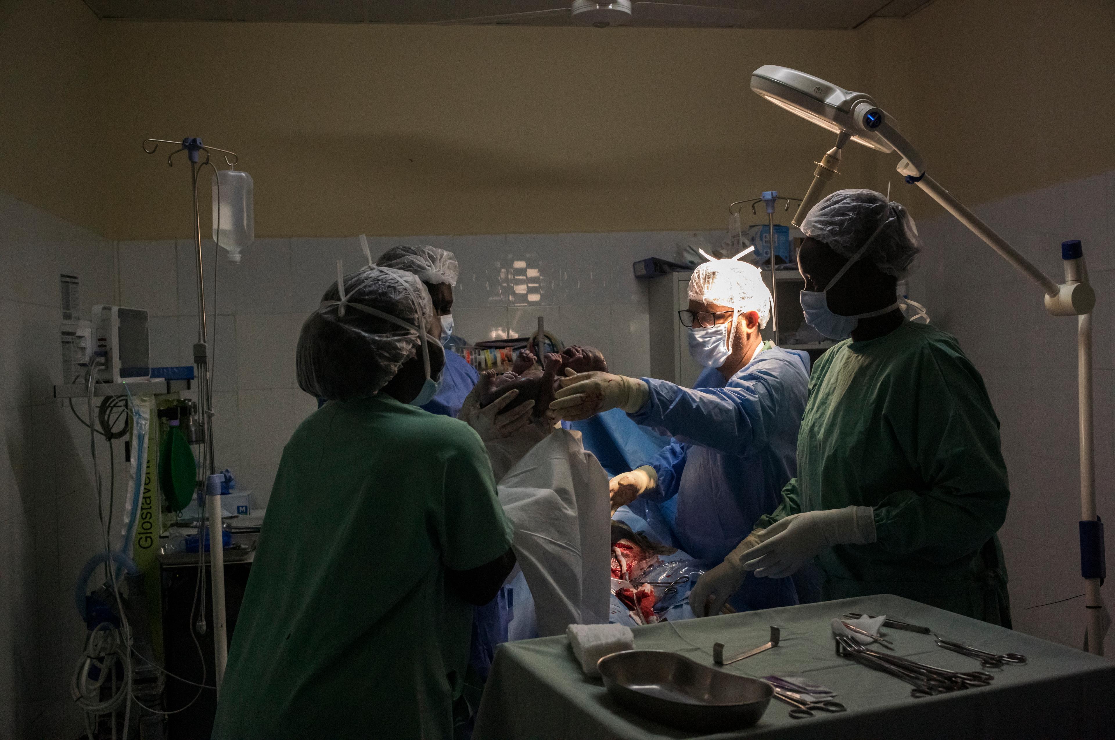 Des chirurgiens de MSF opèrent un patient blessé par balle présentant une fracture comminutive, à Abyei, au Soudan du Sud.