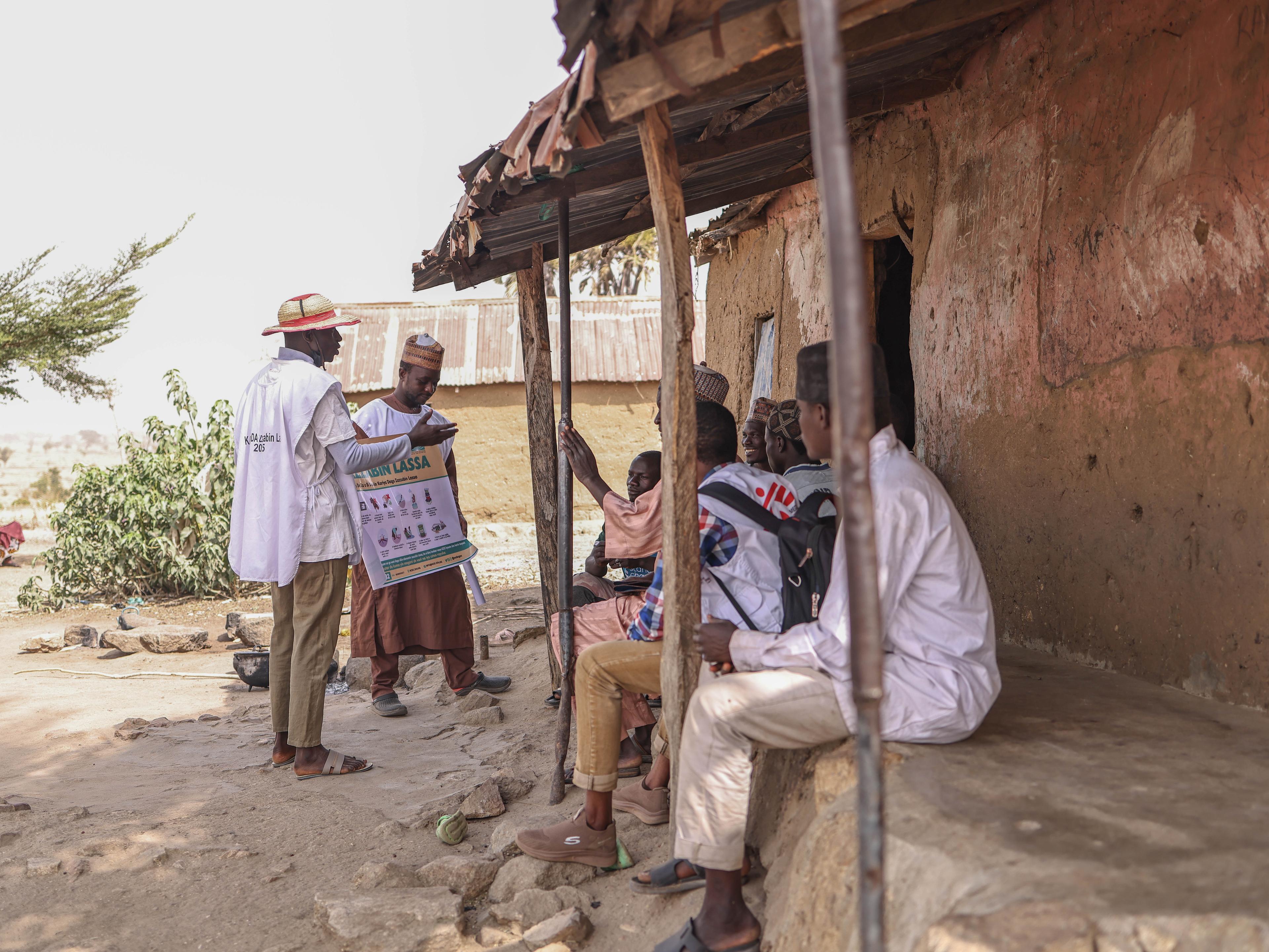Une équipe d'agents de santé publique organise une séance de sensibilisation dans la communauté de Yarwa, dans la zone de gouvernement local de Toro, dans l'État de Bauchi, Nigéria