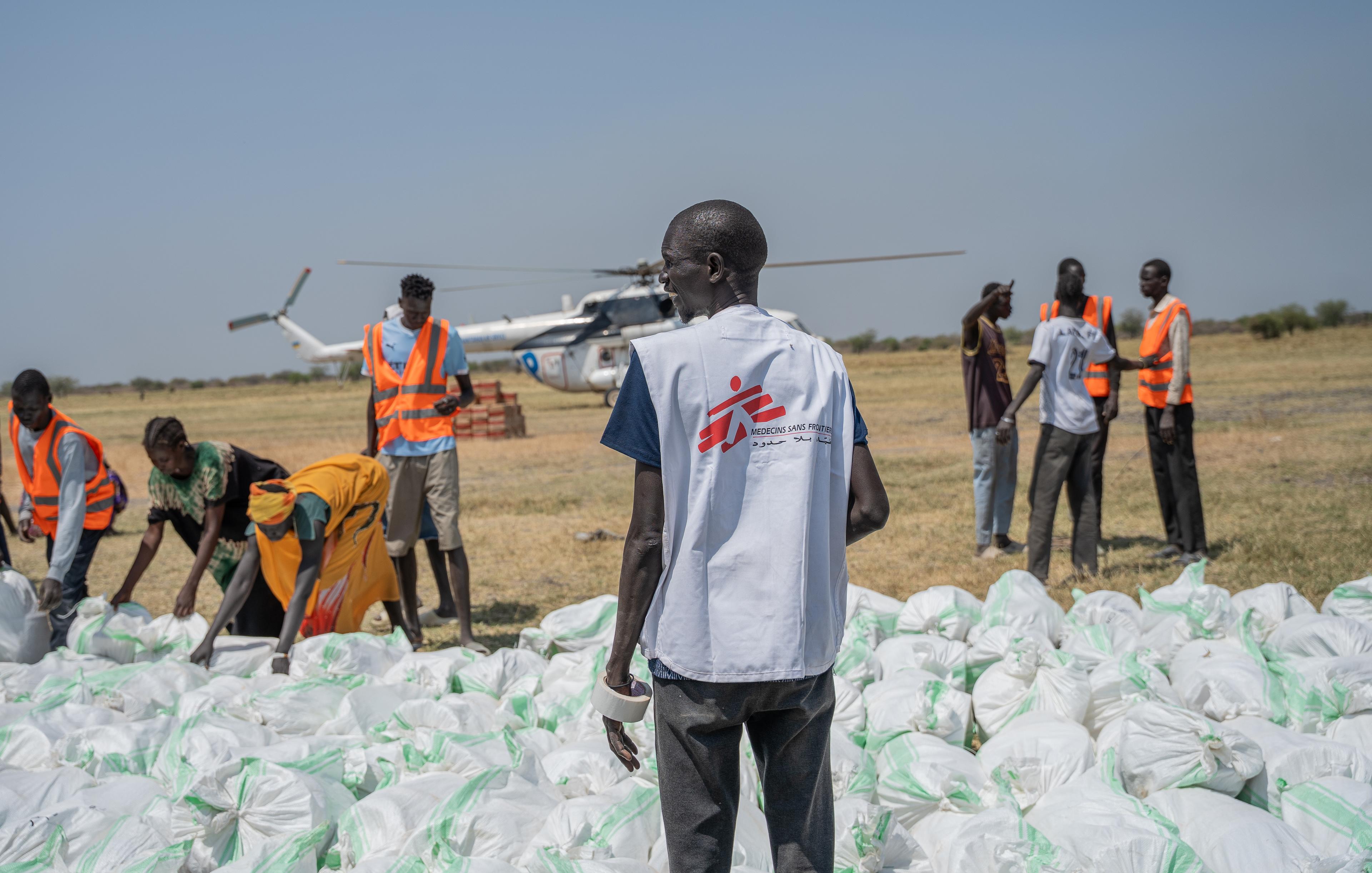 Le personnel de MSF décharge des articles de secours non alimentaires transportés par un hélicoptère des Nations Unies à Chuil, dans l'État de Jonglei, au Soudan du Sud.