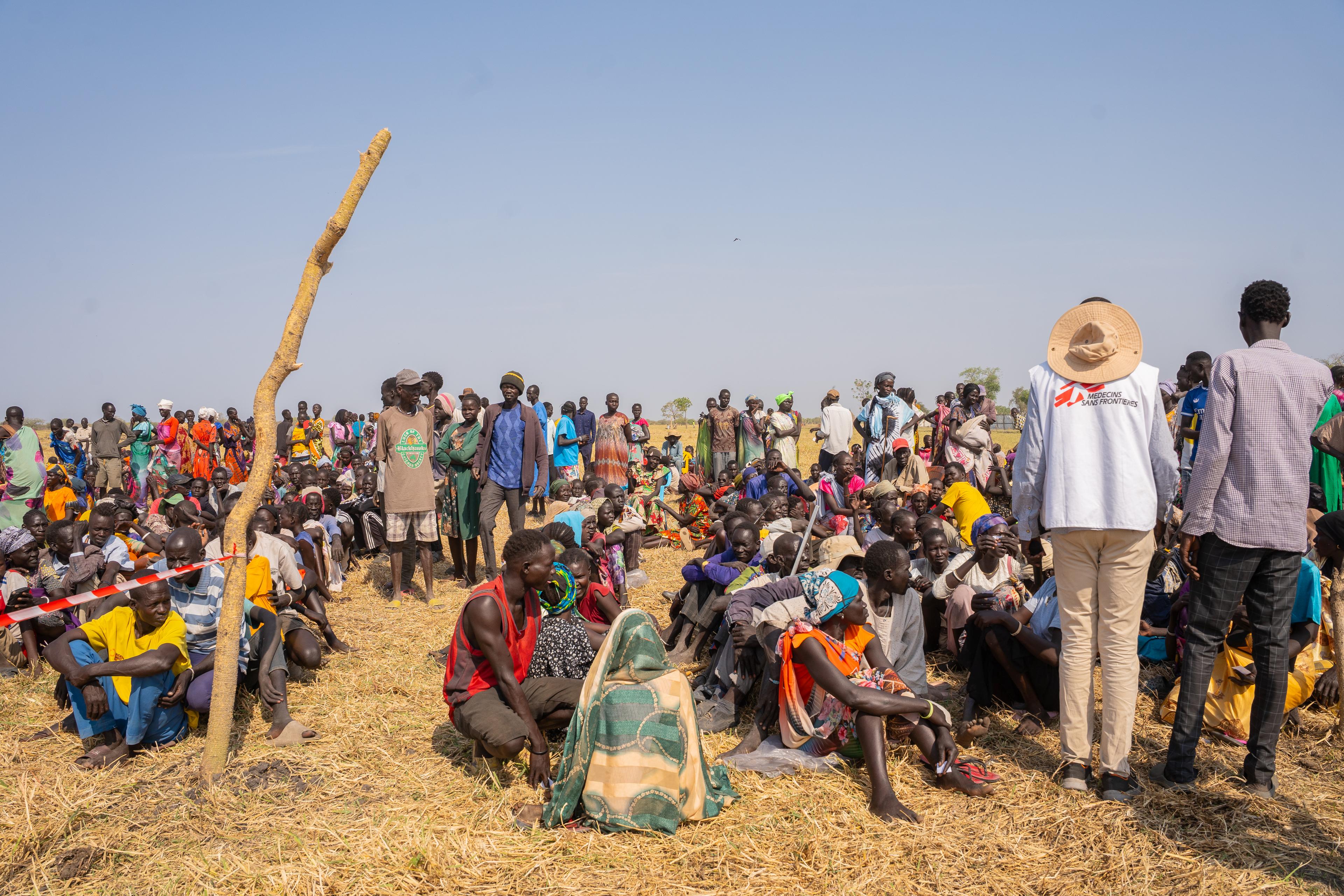 De nombreuses personnes déplacées font la queue pour recevoir des articles de première nécessité non alimentaires distribués par les équipes de MSF à Chuil, dans l'État de Jonglei, au Soudan du Sud