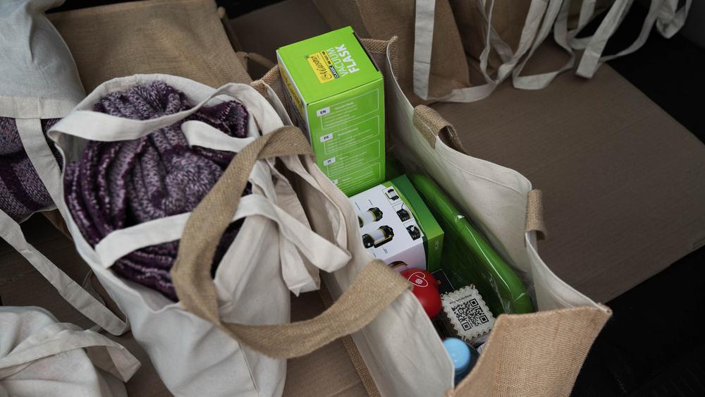 Le kit fourni par MSF comprend une couverture chaude, des coussins chauffants (que l'on peut même glisser dans sa poche), une batterie externe, un thermos, une grande lanterne, ainsi que du thé, de la soupe instantanée et des biscuits. Kyiv, Ukraine