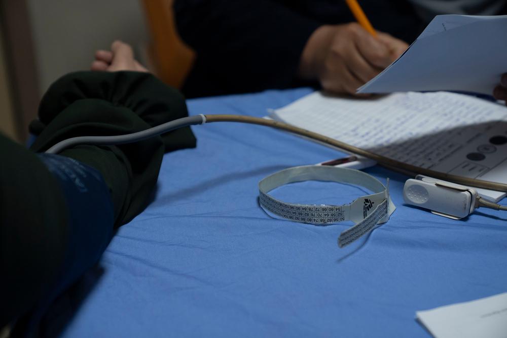 Un bracelet servant à mesurer la circonférence thoracique chez les femmes afin de déterminer si la patiente souffre de malnutrition. Nour Alsaqqa/MSF