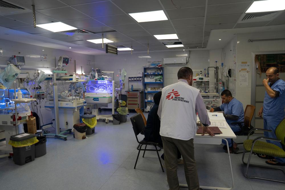 Le personnel de MSF effectue des contrôles à l'unité de soins intensifs néonatals de l'hôpital Al-Helou, à Gaza, dans les Territoires palestiniens occupés. Crédit photo : MSF/Nour Alsaqqa