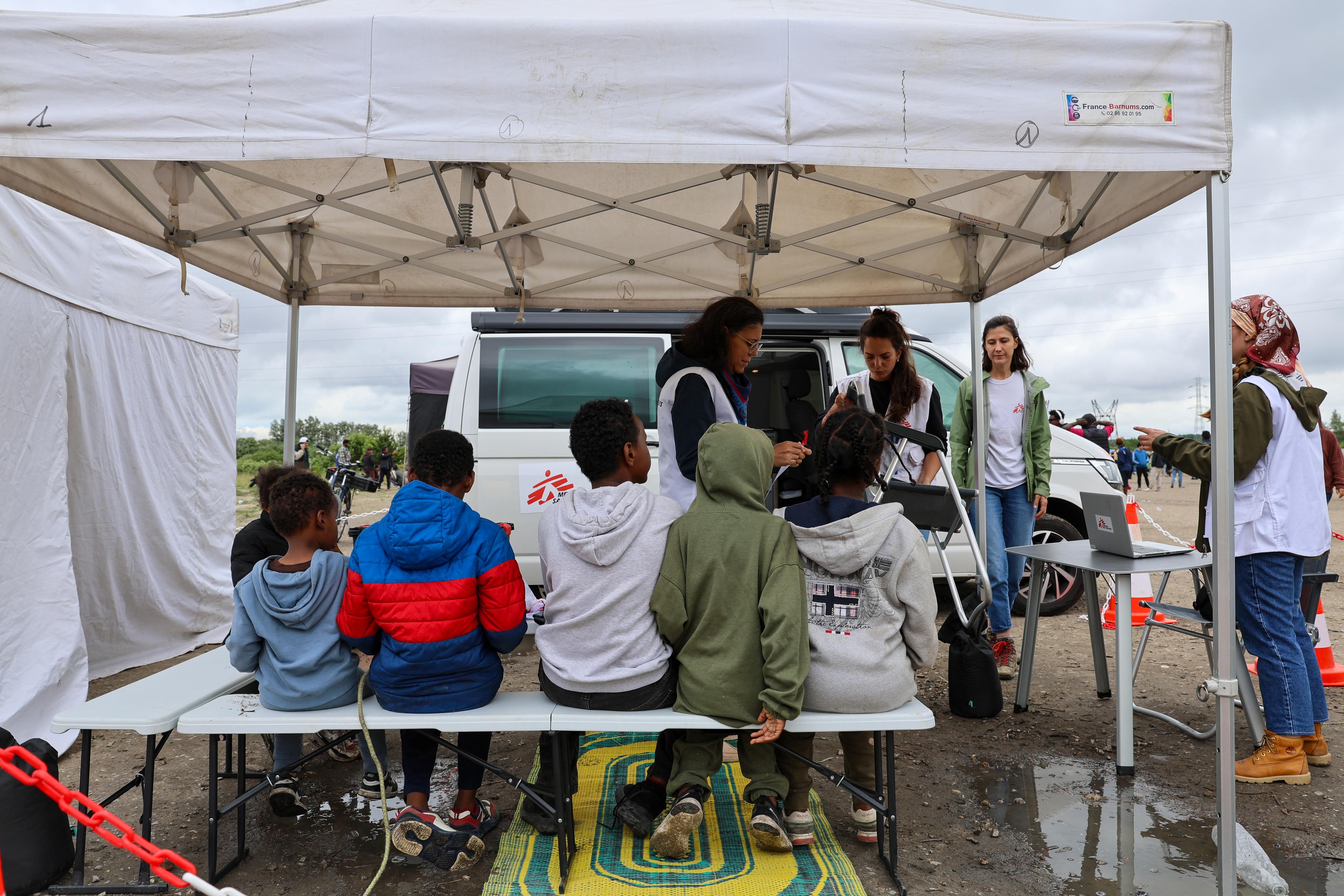 L'équipe de MSF accueille les enfants à la clinique mobile. Dunkerque, France. Juin, 2026 © Mohammad Ghannam/MSF