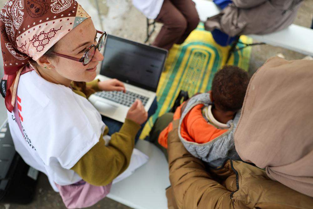 Procédure d'enregistrement des femmes à la clinique mobile de MSF. Les personnes exilées survivent dans des campements de fortune à Dunkerque. France, juin, 2026 © Mohammad Ghannam/MSF
