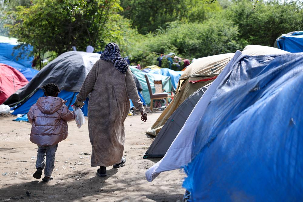 Les personnes exilées survivent dans des campements de fortune à Dunkerque. France, juin, 2026 © Mohammad Ghannam/MSF